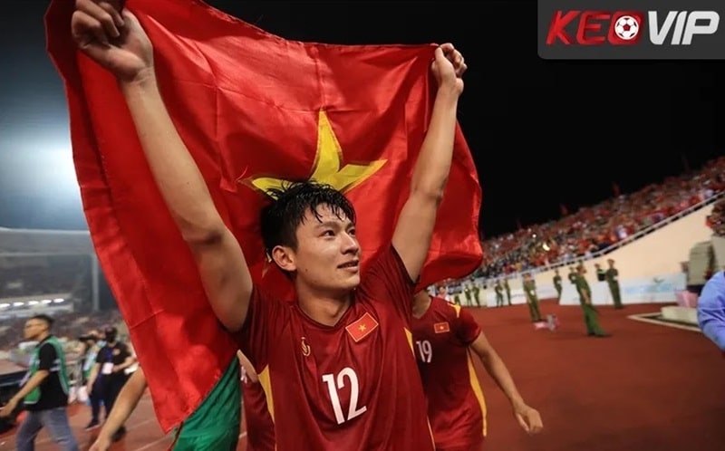 Tuấn Tài ăn mừng cùng đồng đội sau chiến thắng tại SEA Games 31